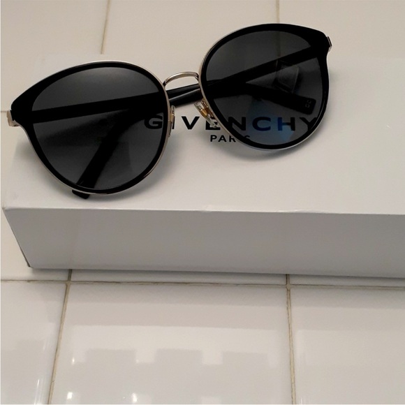 Authentic Givenchy Women's Sunglasses in Elegant Black NEW IN BOX - Picture 1 of 7